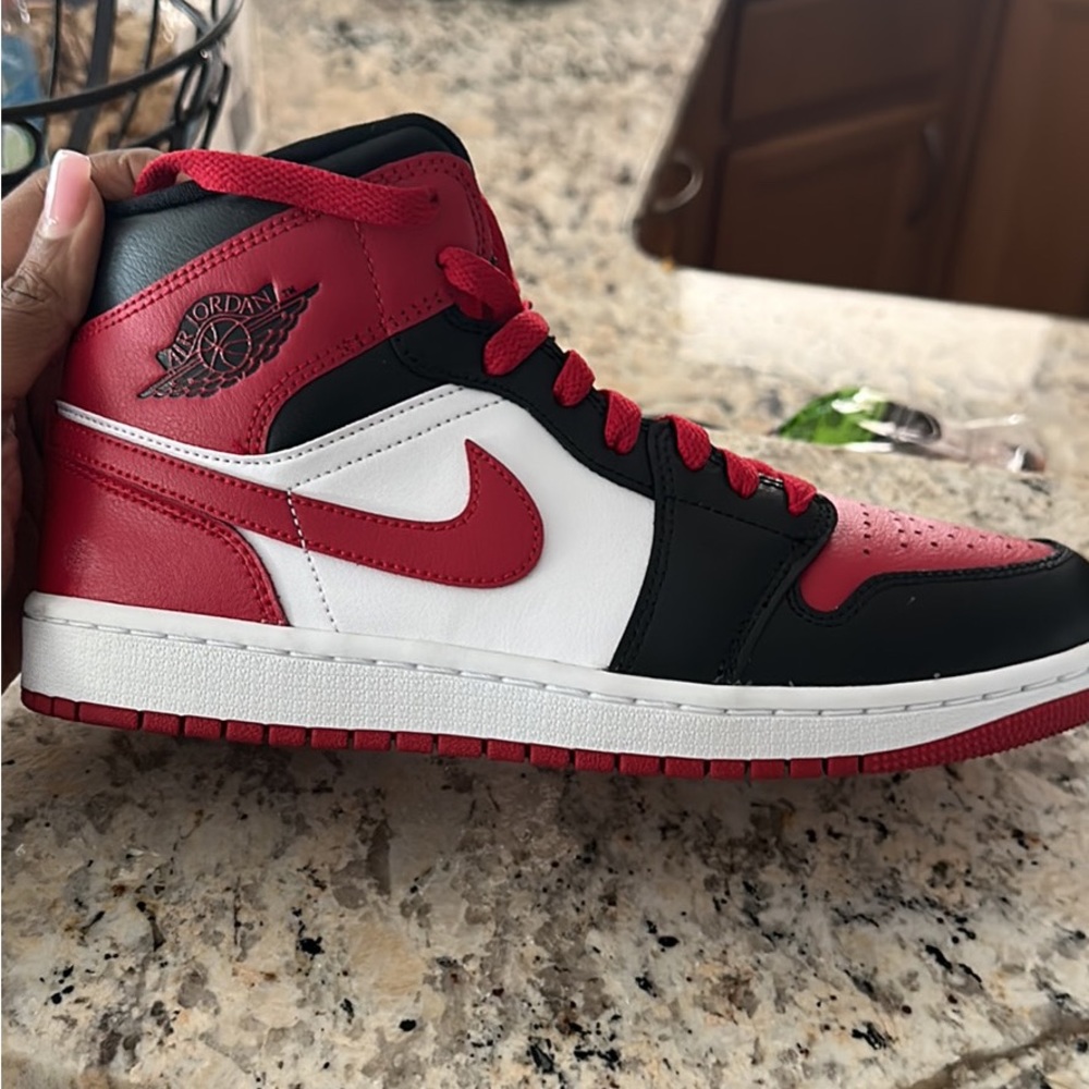 Jordan 1 mids